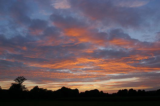 Blauer Himmel, rote Wolken