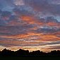 Blauer Himmel, rote Wolken