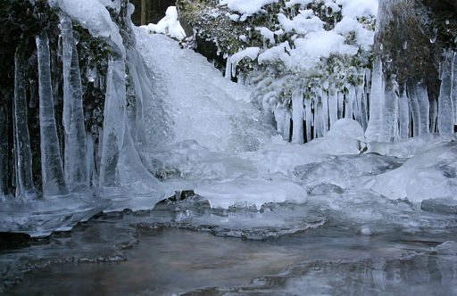 Bach im Winter