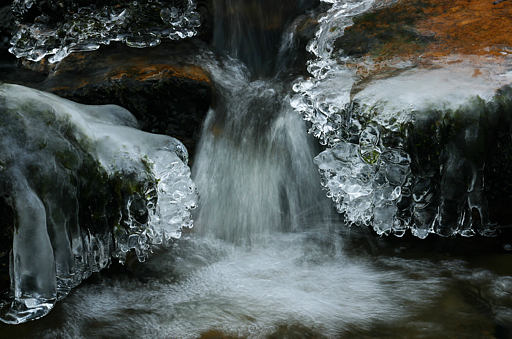 Kleiner Bach im Winter